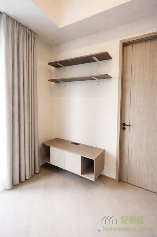 對於空間緊湊的小客廳，可以選擇訂造地櫃與層架組成的多功能電視櫃設計。電視櫃下層提供基本的儲物功能，例如擺放電視配件、遊戲機或書籍；上層層架可展示裝飾品或小型植物，讓整個客廳看起來更具立體感和設計風格。此外，這樣的設計亦能保留一定的空間感，令整個客廳更錯落有致。