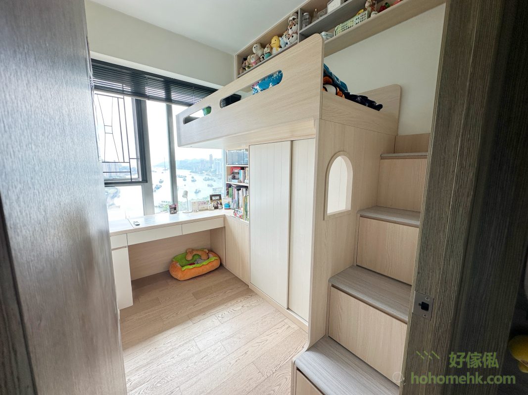 樓梯櫃的設計不僅實用，還能幫助小朋友學習整理物品。每個樓梯級根據尺寸不同，靈活設計成櫃桶和揭蓋式儲物格，方便收納書包、玩具甚至日常用品。這種設計不但提高空間利用率，還能讓小朋友從小養成收拾整齊的好習慣。