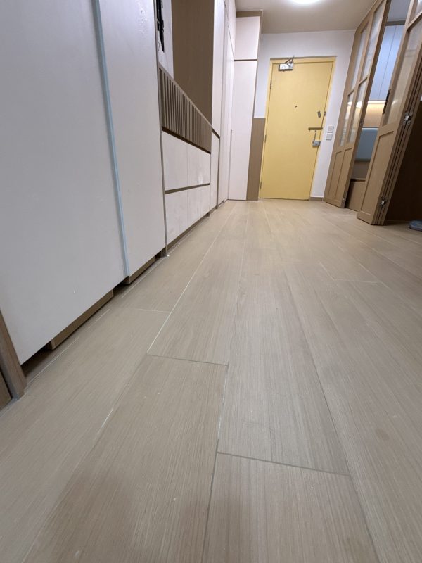 觀塘順天邨泥水工程— 客廳及房間鋪木紋磚 (亂工鋪)！木紋磚防水防潮，容易打理及清潔，使用壽命都比木地板及石塑地板長。