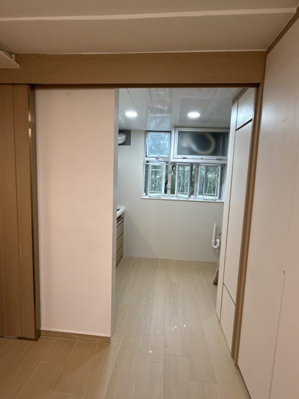 觀塘順天邨泥水工程— 客廳及房間鋪木紋磚 (亂工鋪)！木紋磚防水防潮，容易打理及清潔，使用壽命都比木地板及石塑地板長。