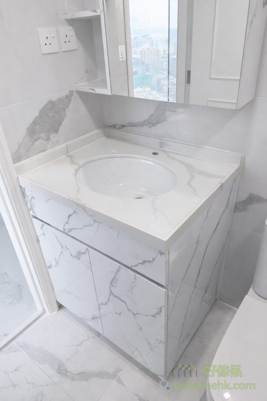 大理石紋浴室櫃同樣考慮到小空間的實用性，內置鏡櫃及開放式儲物層架，方便存放日常用品如毛巾、護理用品等。搭配淋浴區的簡約設計，不只美觀，更令整個浴室顯得井然有序。