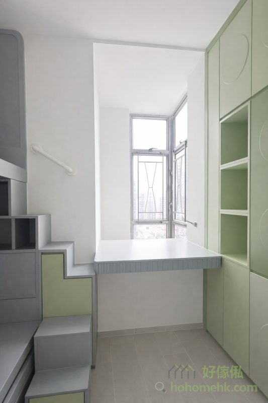 仔仔房的訂造傢俬設計，採用焗漆工藝，能調較出小朋友最喜歡的顏色，實現漸層拼色效果，讓房間更具童話氣息。而且衣櫃連書櫃還融入了 LEGO 元素，既實用又具有創意造型，滿足小朋友的遊玩及儲物需要，讓房間成為他們的夢想天地。而組合床那邊，因為考慮到會有卡通床單或公仔等等，就選用了沉穩的灰色為主，平衡全房的色彩。