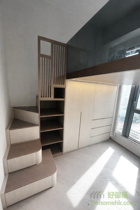 高樓底房間透過訂造大閣樓，可以輕鬆將空間分成上下兩層。上層設為休息區，成為屬於個人的安靜天地，下層則結合大衣櫃和工作、遊戲空間，滿足儲物和生活多功能需求。這類設計不僅優化空間使用率，更提升整體的居住舒適度。