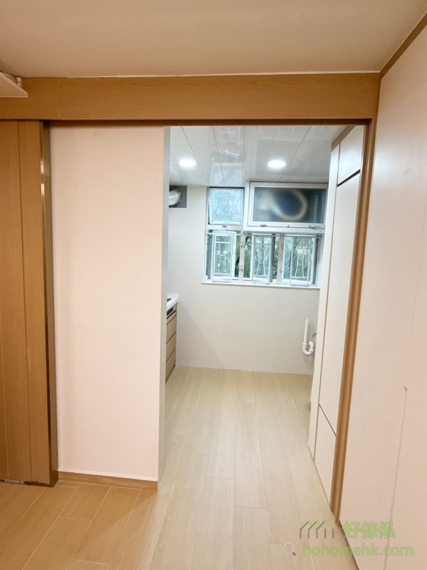 日式廚房的設計充分體現了「少而精」的理念。簡約的配色與緊湊的空間佈局，讓烹飪區不僅美觀，還非常實用。