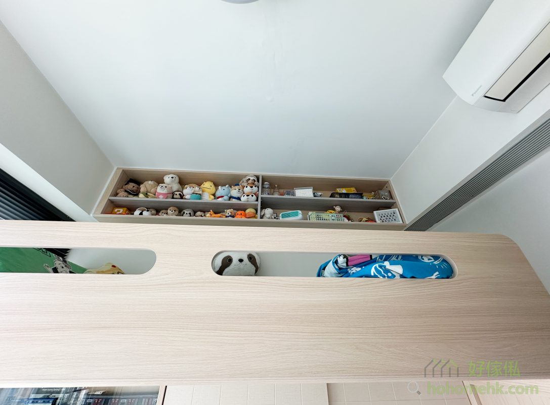 小朋友的公仔和書本總是越來越多，如何整齊有序地收納是一個挑戰。組合床的設計充分考慮到這一點，上層床側的展示櫃，可以讓小朋友將心愛的公仔整齊擺放，方便隨時調整和展示。下層的書櫃則設計成開放式，方便小朋友在溫習時快速拿取書本，讓學習和生活更加便利。