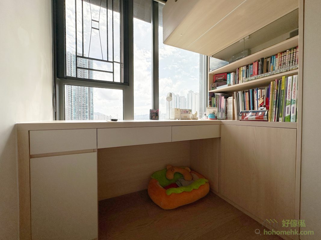 小朋友的公仔和書本總是越來越多，如何整齊有序地收納是一個挑戰。組合床的設計充分考慮到這一點，上層床側的展示櫃，可以讓小朋友將心愛的公仔整齊擺放，方便隨時調整和展示。下層的書櫃則設計成開放式，方便小朋友在溫習時快速拿取書本，讓學習和生活更加便利。
