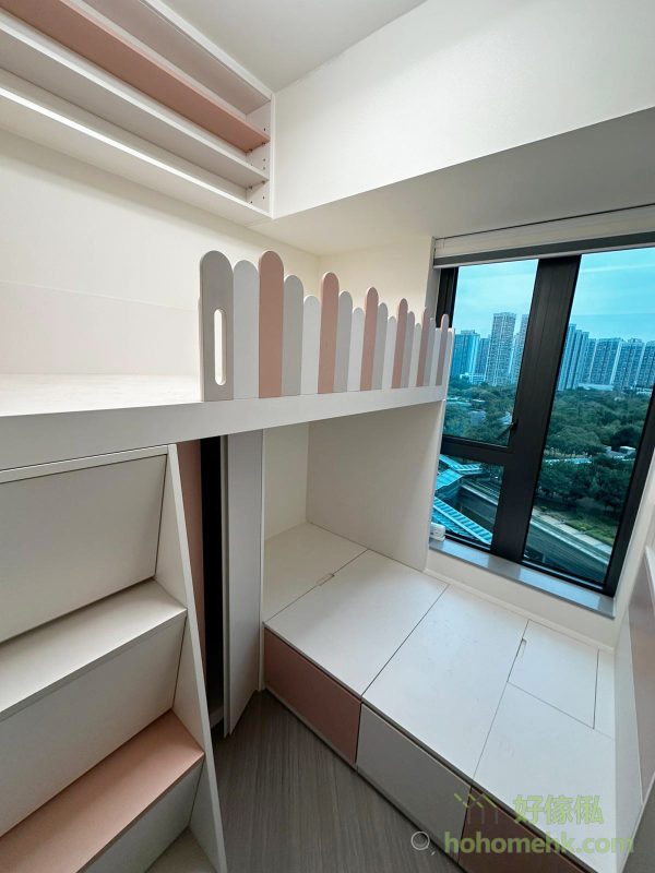 L形組合床完美結合功能與美感，下層設計特別注重通透感，無論房間採光如何，都能保持光線充沛。有別於傳統單層床，下床高度更舒適，讓高大身型的家庭成員使用時，輕鬆避免撞頭尷尬，從兒童到成年階段都適合。