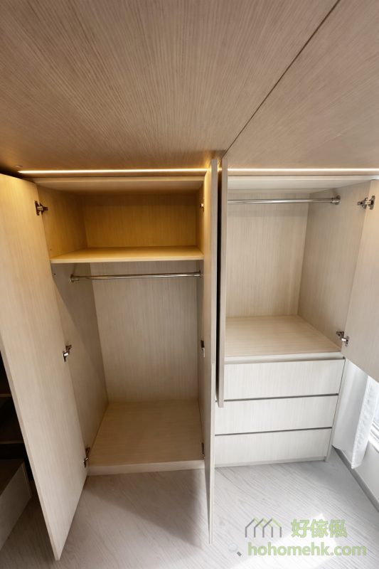 高樓底房間透過訂造大閣樓，可以輕鬆將空間分成上下兩層。上層設為休息區，成為屬於個人的安靜天地，下層則結合大衣櫃和工作、遊戲空間，滿足儲物和生活多功能需求。這類設計不僅優化空間使用率，更提升整體的居住舒適度。