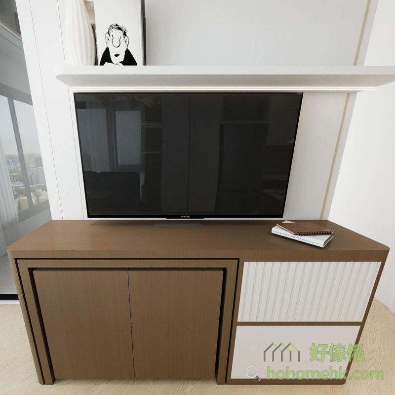 電視地櫃同樣用了深木色，平衡電視機的深色，同時亦有一邊白色條子門來過渡深淺色配搭，是細緻的設計感。