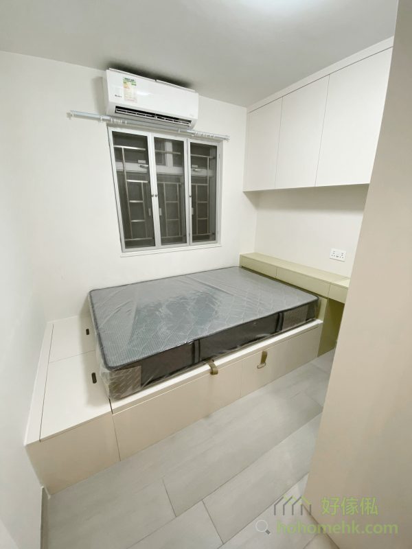 這款訂造的超大地台除了作為睡床基底，還提供了隱藏式的超大儲物空間，完成了功能與美觀的無縫結合。地台部分搭配油壓床設計，在床板下方設置充裕的儲藏空間，方便存放大型床品或季節性物品，同時保持空間整潔。這種巧妙的設計特別適合香港小型單位，最大化地利用每一寸空間。