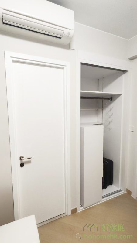 選擇專業訂造傢俬，讓每個細節都貼合您的需要。無論是電視背景牆、隱形門設計，還是客廳及睡房的整體規劃，我們都可為您提供量身訂製的方案，實現高效收納與美觀設計的雙重需求。