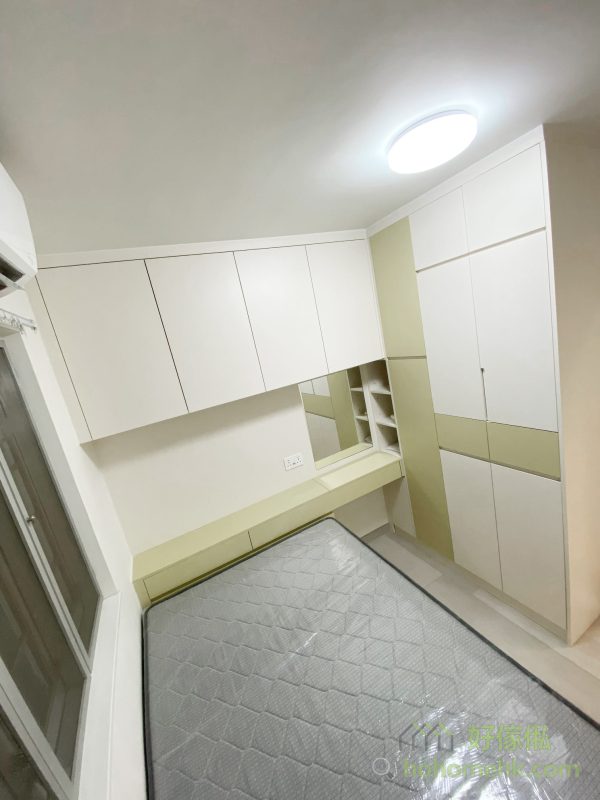 衣櫃連接床頭櫃的一體化設計，讓整個房間的線條更加流暢，傳遞一種乾淨簡約的感覺。上方的吊櫃提供更多垂直空間的儲物選擇，充分利用牆面的每一部分。這樣的設計不但提升空間利用率，更顯現出居室的整體感，避免凌亂感。