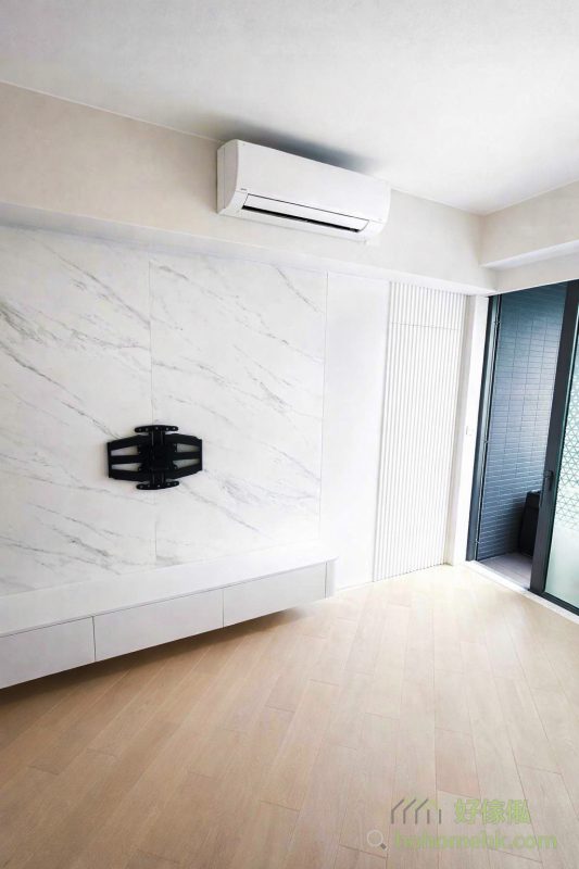 訂造電視櫃時，背景牆設計絕對是不容忽視的重點。背景牆不僅在視覺上成為客廳的焦點，更能利用隱形門設計，巧妙將走廊及房門隱藏起來，令整體空間看起來更加整潔一致。同時，搭配白色大理石紋理板材，為客廳增加高貴時尚的感覺。