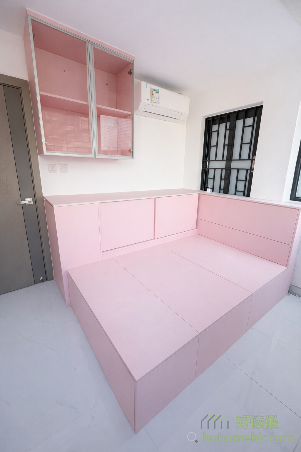 If the living unit is relatively small, designers can adapt to local conditions and create different furniture designs, making storage space ubiquitous without affecting the daily activity range. The platform bed is divided into three compartments, making it easier to store large items.