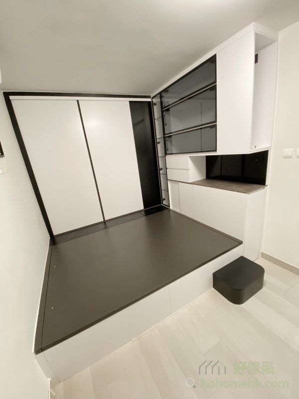 訂造的油壓床設計以其高靈活性而著稱，結合地台的高度，床板輕輕一提即可輕鬆開啟，取物省力又安全。這樣的方式相比傳統抽屜式儲物，令物品存取更加便捷，且不會占用更多外部空間。