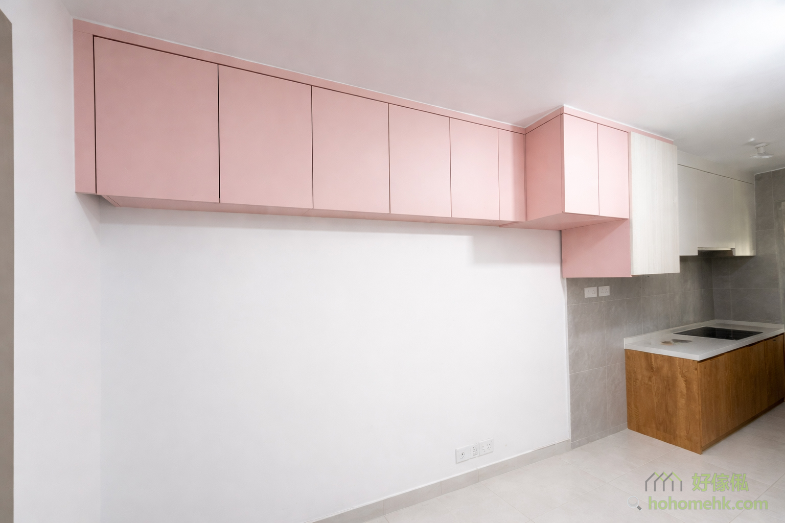 To enhance the practicality of the space, it is recommended to maximize the utilization of the walls, such as customizing wall cabinets, to increase the storage area, while keeping the floor clean and maintaining the freshness of the space. The pink wall cabinets and hollow cabinets are designed to reserve space for small furniture such as dining tables, pianos or study desks. Such a design not only balances the visual spatial sense of the entire house but also makes the living area orderly without excessive pink.