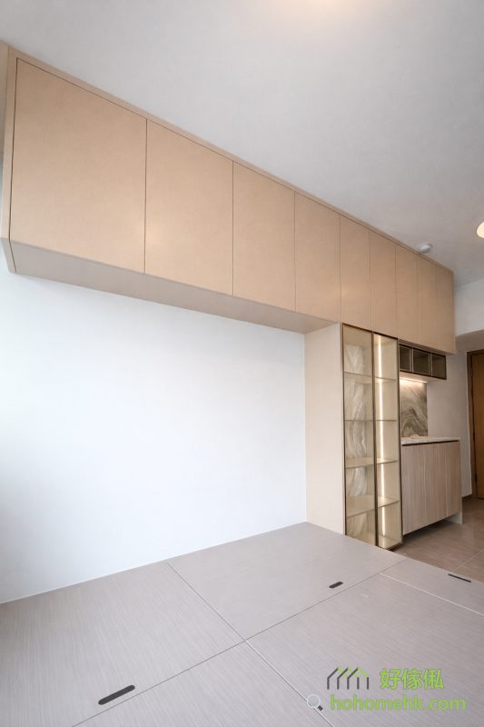 客廳若外接露台，可透過升高地台，減少外面灰塵飄進客廳的機會。不僅如此，一個簡單的高低差，就能把實用性與清潔方便性完美結合。