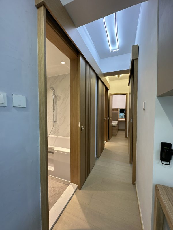 吊趟門訂造服務，非常適合想換門款的客人，可以「輕裝修」就能令屋企快速煥然一新！全屋裝修的客人，亦可以選擇用吊趟門代替走廊兩旁的房門，令浴室及房間都可完全用盡空間，不用額外預留掩門的開門位置，傢俬佈局更靈活。