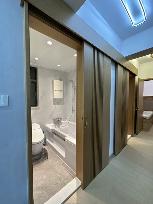 吊趟門訂造服務，非常適合想換門款的客人，可以「輕裝修」就能令屋企快速煥然一新！全屋裝修的客人，亦可以選擇用吊趟門代替走廊兩旁的房門，令浴室及房間都可完全用盡空間，不用額外預留掩門的開門位置，傢俬佈局更靈活。