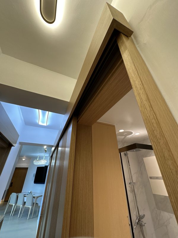 吊趟門訂造服務，非常適合想換門款的客人，可以「輕裝修」就能令屋企快速煥然一新！全屋裝修的客人，亦可以選擇用吊趟門代替走廊兩旁的房門，令浴室及房間都可完全用盡空間，不用額外預留掩門的開門位置，傢俬佈局更靈活。