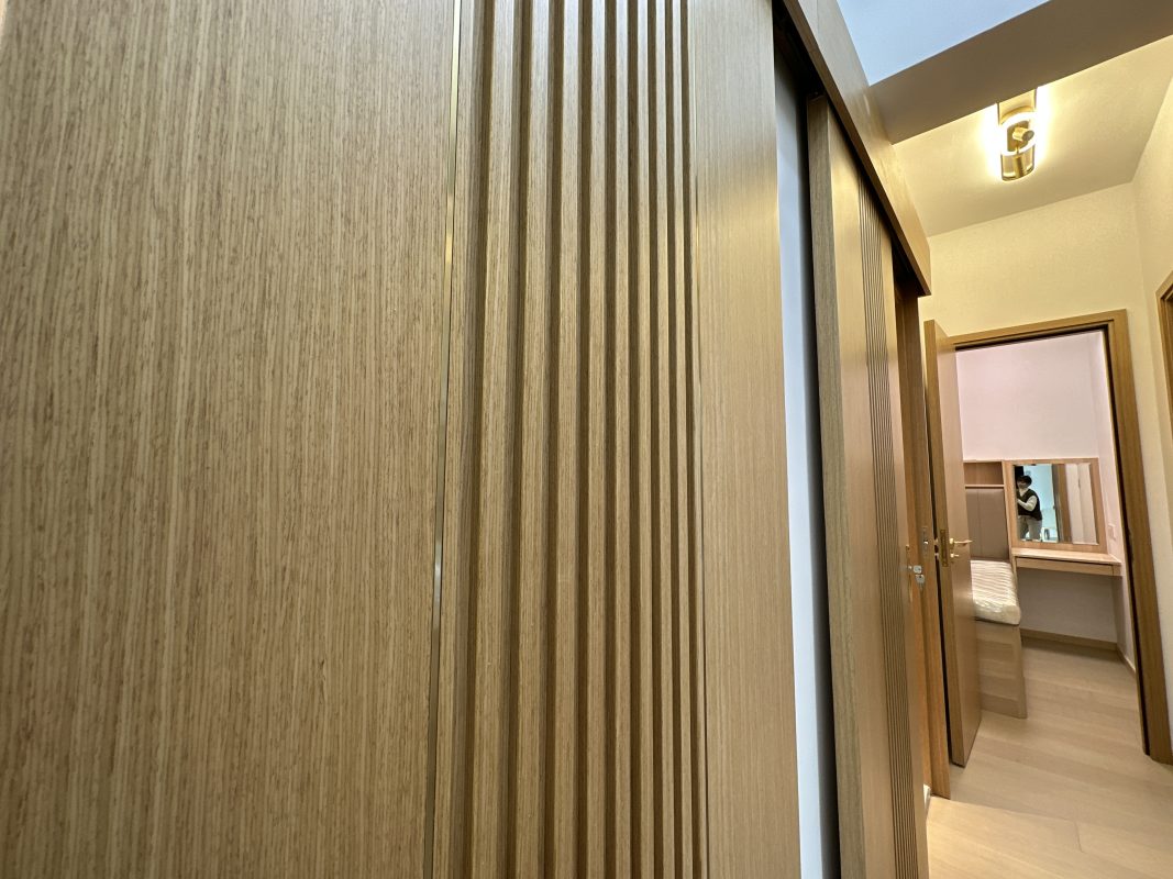 吊趟門訂造服務，非常適合想換門款的客人，可以「輕裝修」就能令屋企快速煥然一新！全屋裝修的客人，亦可以選擇用吊趟門代替走廊兩旁的房門，令浴室及房間都可完全用盡空間，不用額外預留掩門的開門位置，傢俬佈局更靈活。