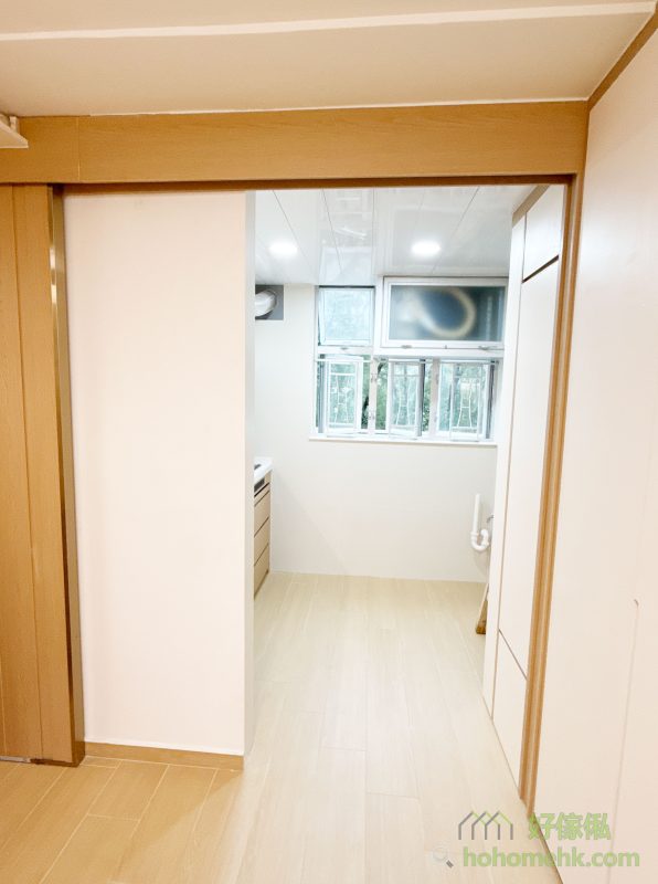 吊趟門設計完全摒棄地軌，不單令整體空間更時尚，亦非常實用。無需地軌的優勢在於不會造成絆倒的風險，尤其對長者或需要輪椅進出的家庭非常友善。此外，清潔方面也更加便利，不再需要頻繁處理地軌藏污的問題，方便又安全。木紋磚更可以貫穿全屋，令視覺空間可以伸延得更遠。