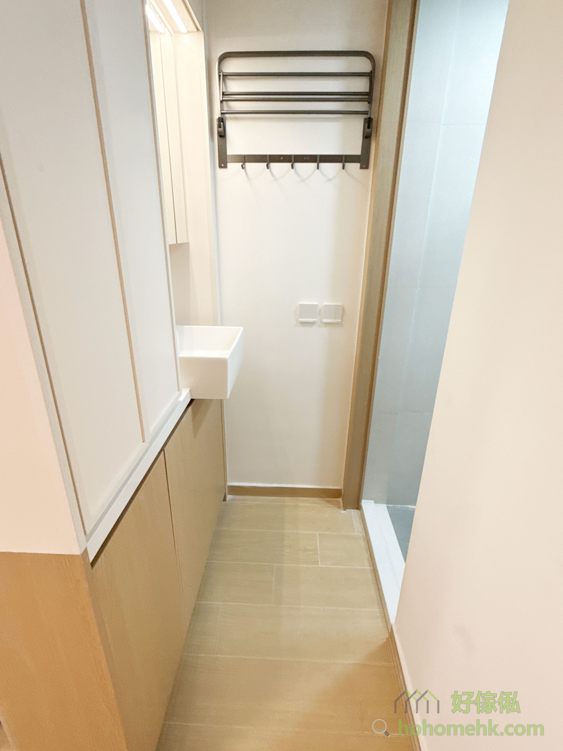 在公屋原裝廁所設計下，乾濕分離往往面對限制。不過，將洗手盆及鏡櫃移出廁所門外，不僅能做到一定程度的乾濕分離，還有效解決了早上趕時間時家人爭用廁所的問題。這種屏風式設計，不但為入屋門口增添隱私感，也避免了一開門就直望到廁所的不適，提升家居格調的同時更實用。