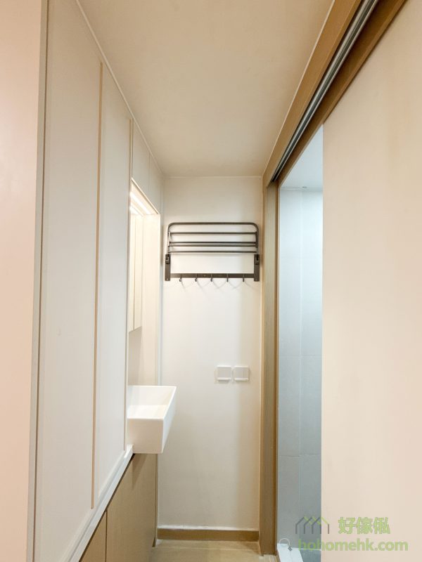 因應香港住屋空間緊湊的特點，將如廁和洗漱區分開使用是提高生活效率的好幫手。在這個設計案例中，既能滿足日常基本需求，又減少互相干擾，做到細緻貼心的家居規劃，提升全家人的居住體驗。