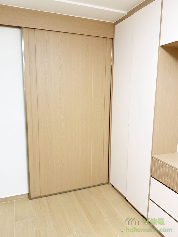 廚房與廁所採用一隻趟門兩邊共用的設計，是節省裝修成本及空間的理想解決方案。這樣的設計不但讓家庭更靈活地運用有限的空間，亦可減少訂造兩扇門的累贅。對細單位或公屋住戶而言，實屬一大殺手鐧。