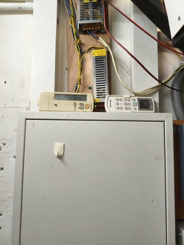 大埔廣福道地舖電箱工程進行中，供應及安裝室內三箱電掣總箱，提供微型斷路器，接駁原有室內大廈總電線位，原有位置安裝電掣總箱。