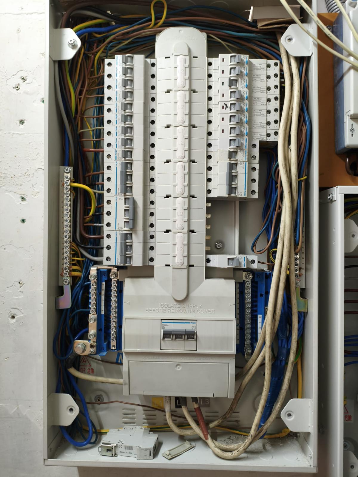 大埔廣福道地舖電箱工程進行中，供應及安裝室內三箱電掣總箱，提供微型斷路器，接駁原有室內大廈總電線位，原有位置安裝電掣總箱。