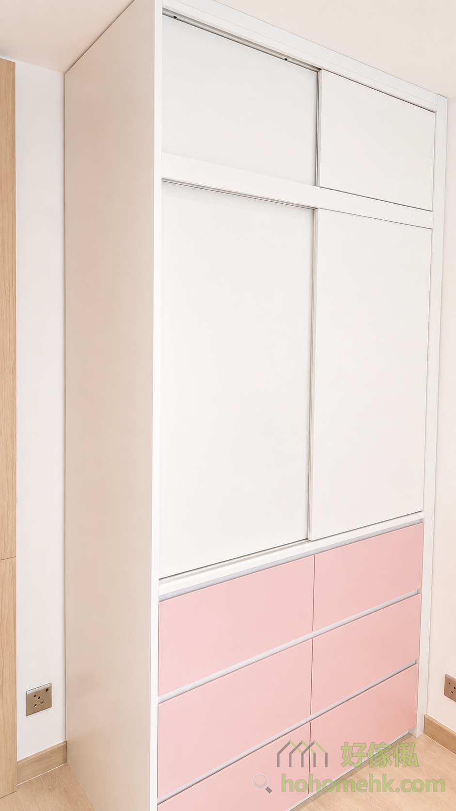 There are no superfluous or heavy decorations. The overall design adopts simple and refreshing lines, which not only makes the furniture easier to blend into different styles of home environments, but also greatly maintains the tidiness of the space. Meanwhile, the storage cabinets on the upper part of the wall also add storage space to the room and enhance the overall functionality.