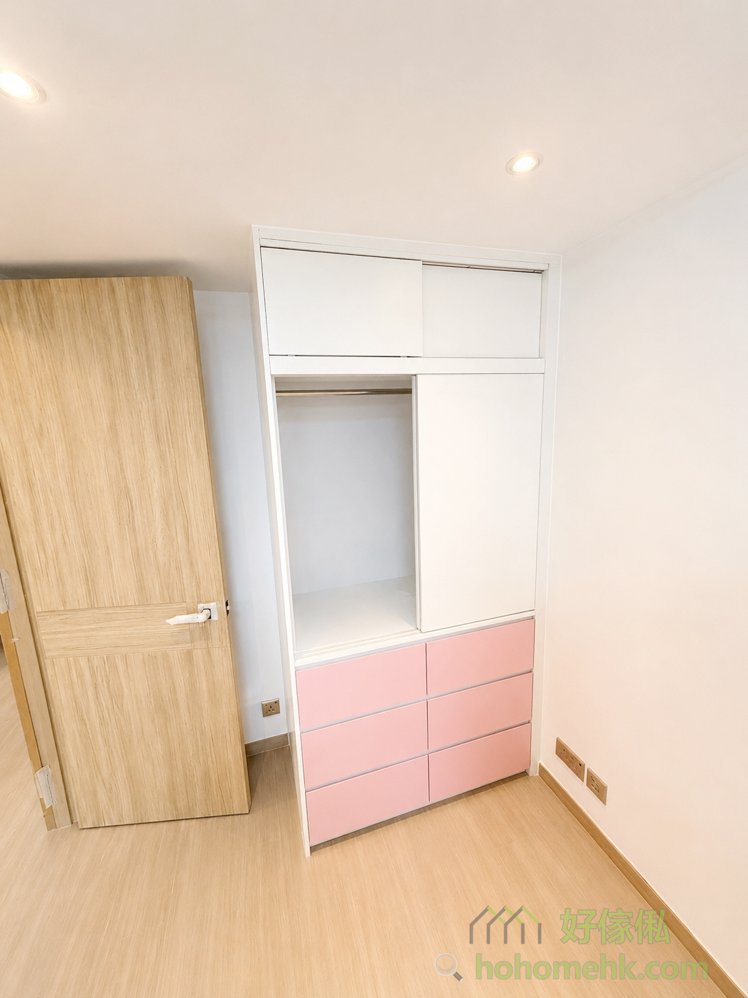 The wardrobe is designed with layers and cabinets, specially tailored for children's needs, allowing them to easily manage their own clothes independently and cultivate their independence. In addition, the drawer slides are all made of smooth and safe materials, suitable for frequent use by children, durable and convenient for parents to clean.