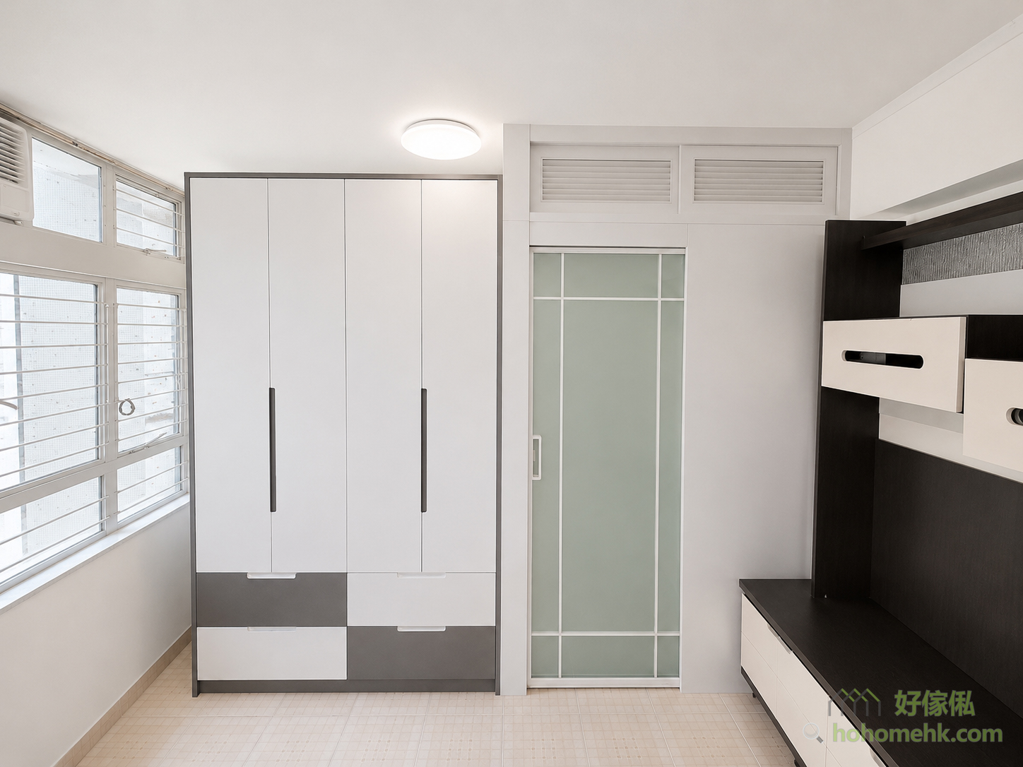 This time, the room is equipped with frosted glass doors and a white-framed line design, which not only echoes the client's original checkered furniture style but also adds a touch of modern and simple elegance. Frosted glass is particularly suitable for scenarios where privacy is needed but light transmission is desired. It can effectively separate Spaces while making the interior more transparent and bright.