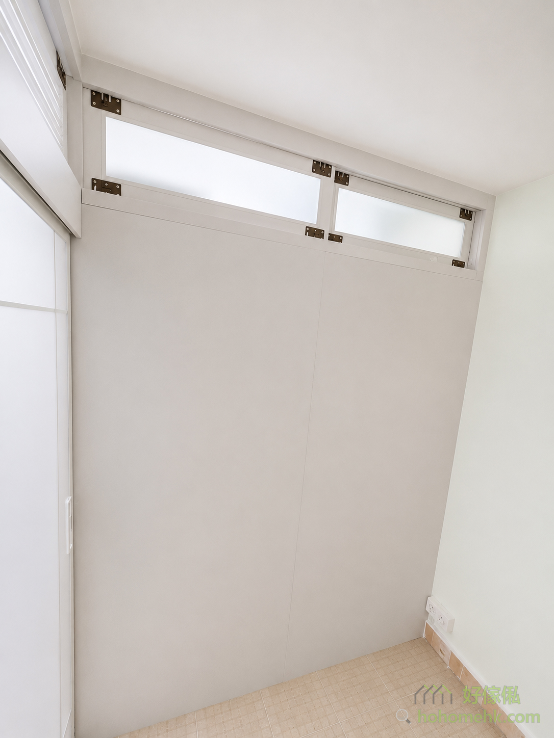 The living environment in Hong Kong often requires a balance between ventilation and space utilization. Therefore, a set of movable sliding Windows is designed on the roof of this room to facilitate air circulation and prevent the room from feeling stuffy. In addition, the frosted glass Windows that come with it can also effectively provide natural light, reducing the reliance on artificial lighting during the day, which is both energy-saving and practical.