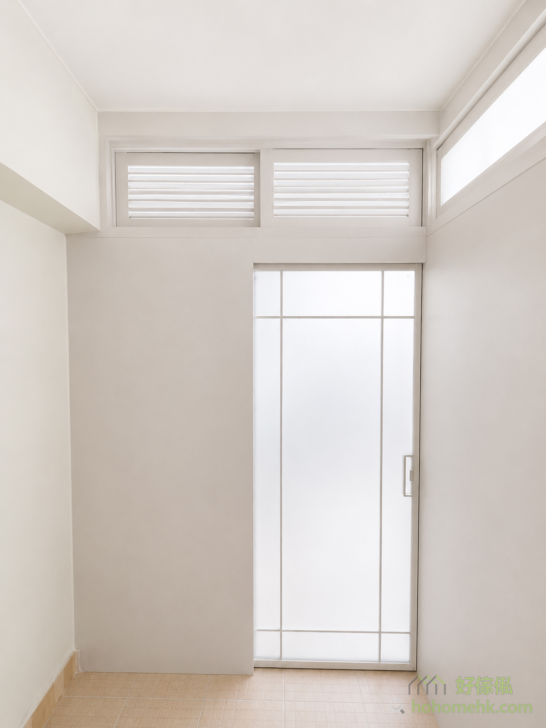 The living environment in Hong Kong often requires a balance between ventilation and space utilization. Therefore, a set of movable sliding Windows is designed on the roof of this room to facilitate air circulation and prevent the room from feeling stuffy. In addition, the frosted glass Windows that come with it can also effectively provide natural light, reducing the reliance on artificial lighting during the day, which is both energy-saving and practical.