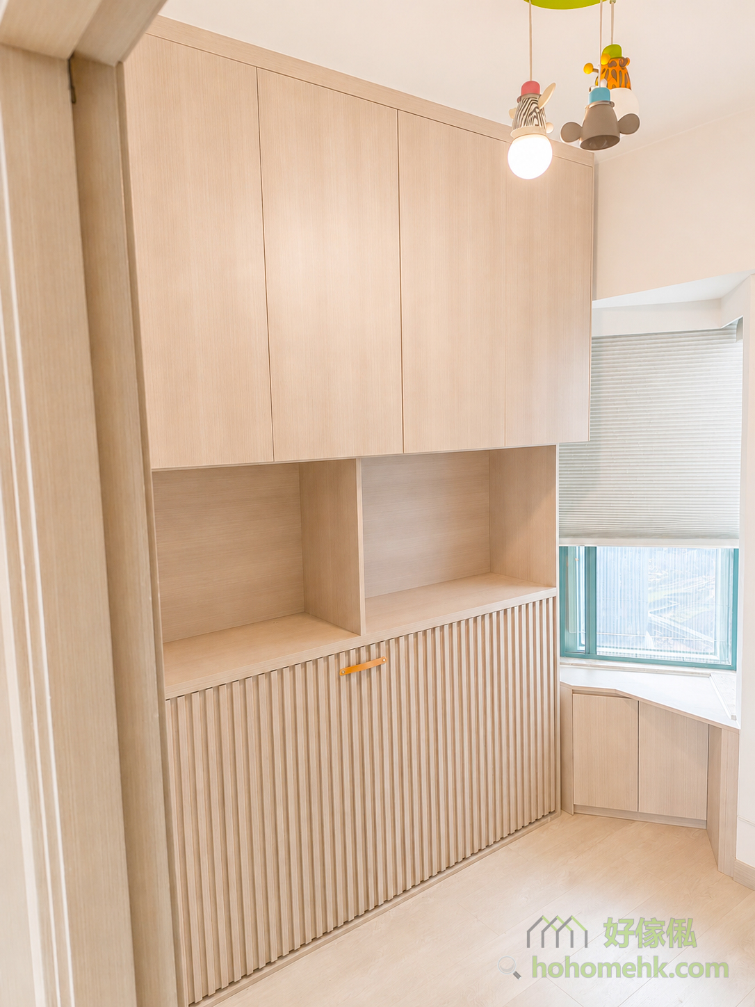 The flexible storage design of the top cabinet makes full use of the vertical space on the wall, providing sufficient storage capacity. It is very suitable for storing seasonal luggage or household sundries, ensuring that the guest room is clean and tidy without a sense of disorder. A tall storage cabinet is designed on the side, which is especially suitable for storing tools or special items that need to be placed upright, meeting the needs of different families. The overall design demonstrates precise spatial planning and flexibility.